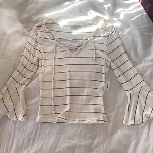 I had this blouse for awhile hanging in my closet so i decide to sell it lol